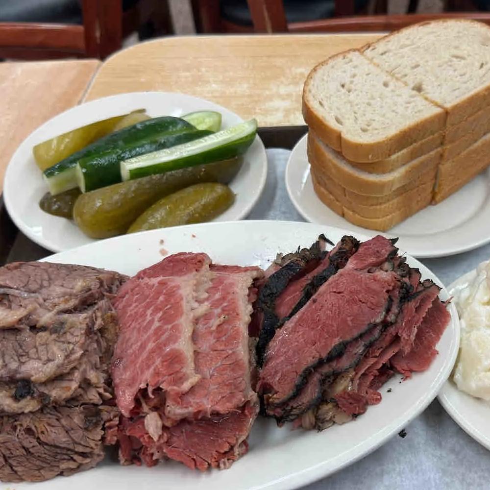Pastrami vs. Geselchtes: Unterschiede und moderne Zubereitung