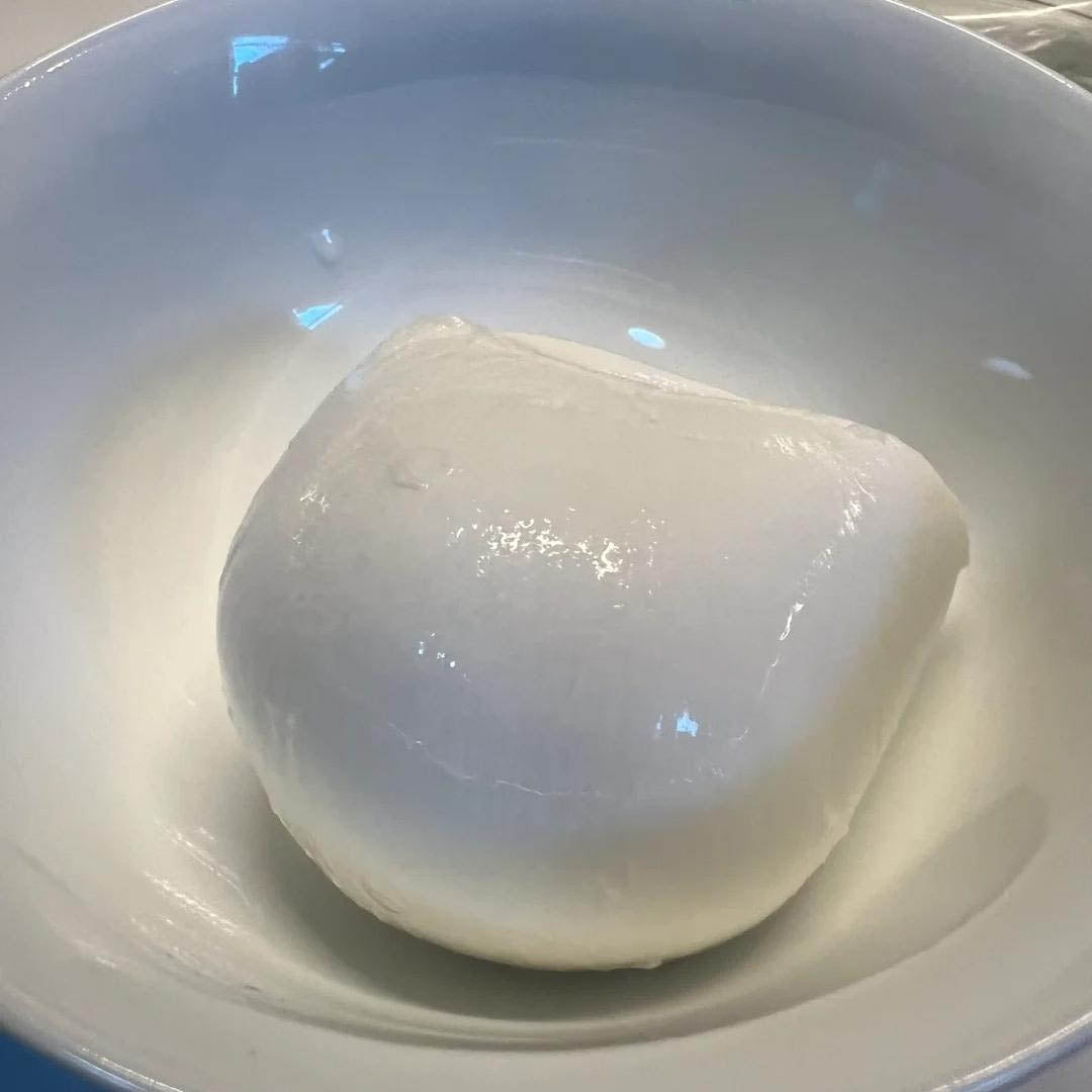 Wie man Mozzarella reibt, ohne ihn zu zerdrücken: Die ultimative Anleitung