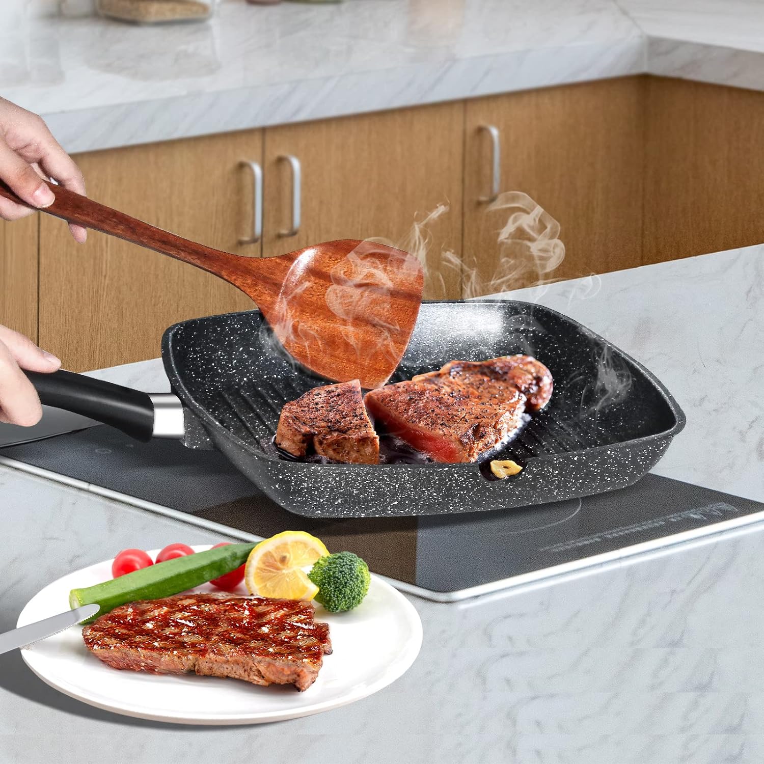 28x28 cm grill pan with pouring spout, 100% PFOA-free. Non-stick steak pan made of cast aluminum for gas, induction & electric stove